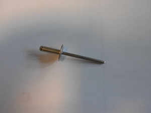 Nit montażowy zderzaka