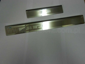 Nieoryginalne nakładki progów Opel Astra J 